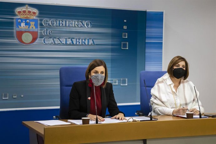 La consejera de Presidencia, Paula Fernández, y la directora de Administración Local, Rosa Valdés