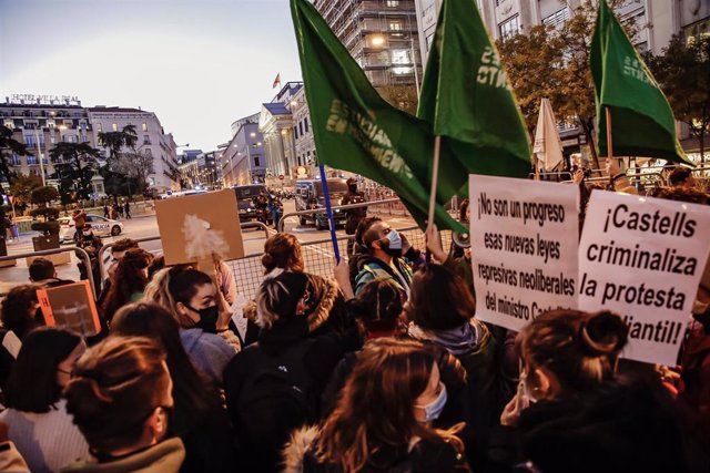 Archivo - Movilización estudiantil frente al Congreso contra las reformas universitarias de Manuel Castells, la LOSU y la Ley de Convivencia Universitaria, el pasado 18 de noviembre de 2021