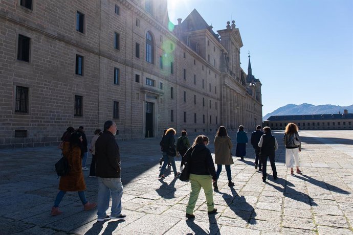 Archivo - Un grupo de turistas en el Monasterio de San Lorenzo de El Escorial.