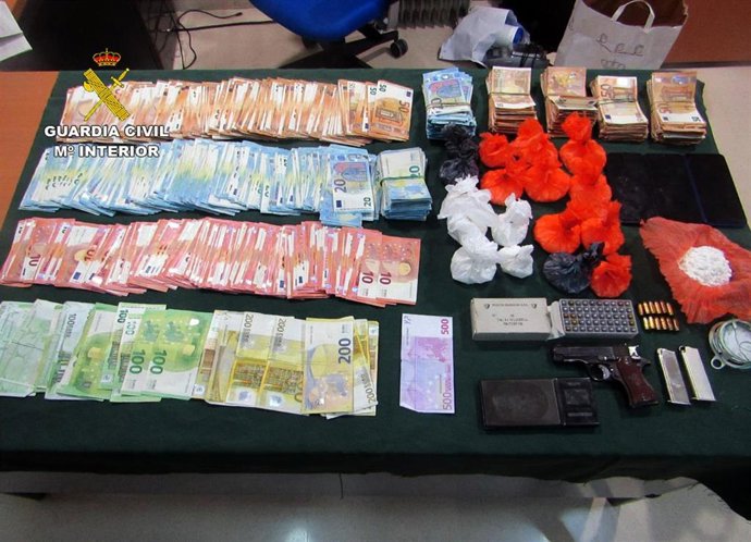 Imagen de la droga y el dinero incautados por la Guardia Civil
