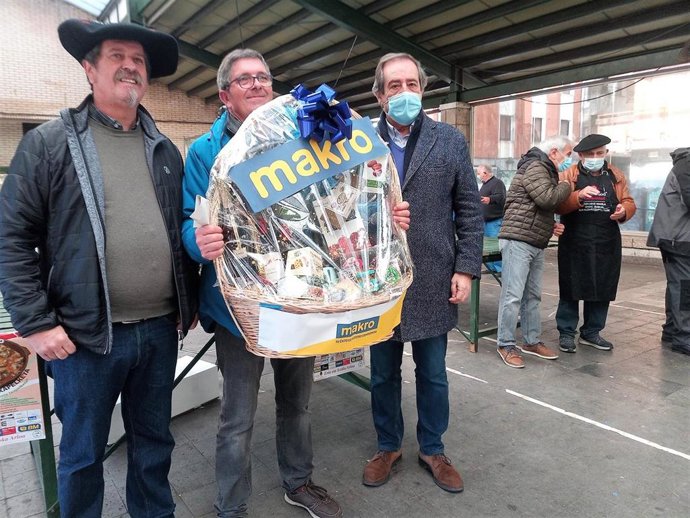 Los ganadores del campeonato reciben el premio.