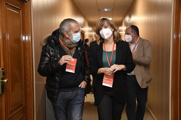 El vicepresidente primero de la FAPE, Aurelio Martín, y la ministra de Educación y Formación Profesional, Pilar Alegría.