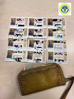 La Policía local de Alcorcón busca al dueño de una cartera extraviada con dinero en efectivo y 12 décimos de lotería de Navidad