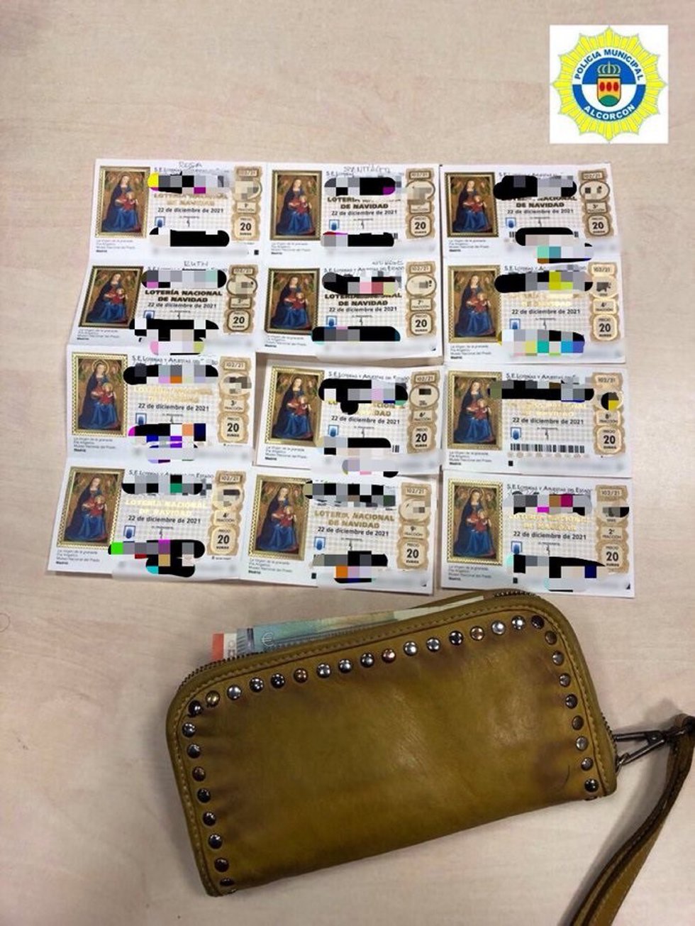 La Policía local de Alcorcón busca al dueño de una cartera extraviada con dinero en efectivo y 12 décimos de lotería de Navidad