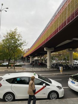 Archivo - Bandera de España de luces LED que iluminan esta Navidad el eje Prado-Recoletos, Ruben Darío, Joaquín Costa y Colón
