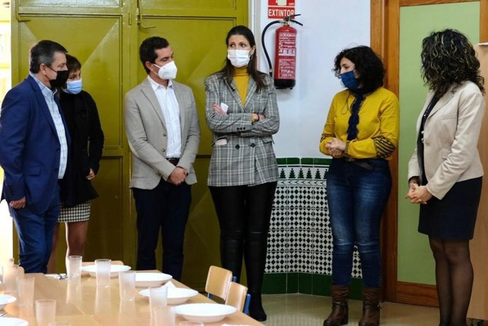La delegada de Educación en un comedor escolar