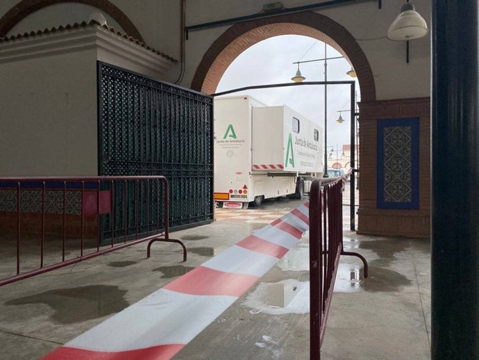 Archivo - Imagen de la Unidad Móvil de Salud (al fondo) donde se hizo un cribado del Covid-19 a primeros de año en Benamejí.