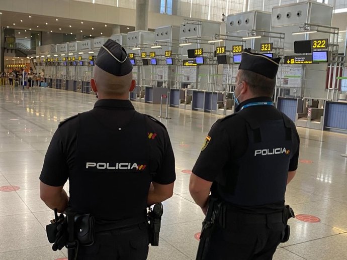 Agentes de la Policía Nacional en un aeropuerto