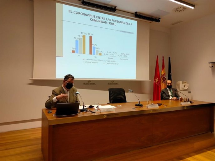 Los miembros del equipo de investigación de la UPNA Ernesto Pérez-Esain y Vidal Día de Rada presentan el Navarrómetro 2021.