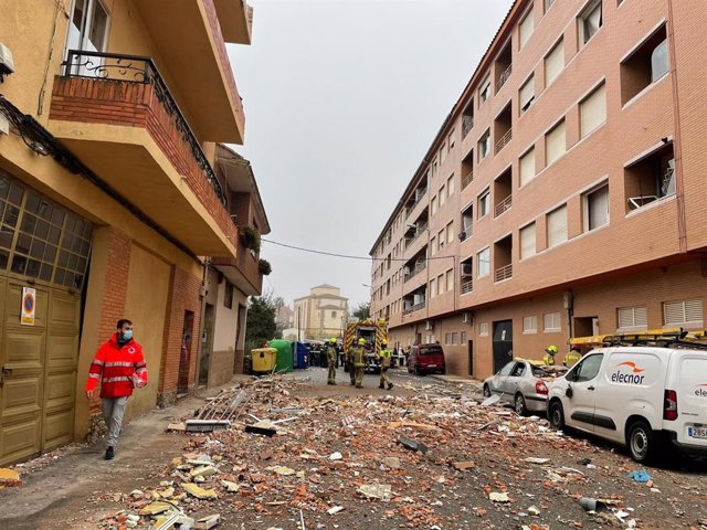 Calle El Cristo de Lardero donde ha explotado un ático que ha provocado cinco heridos, uno de ellos grave, y el desalojo de 19 viviendas