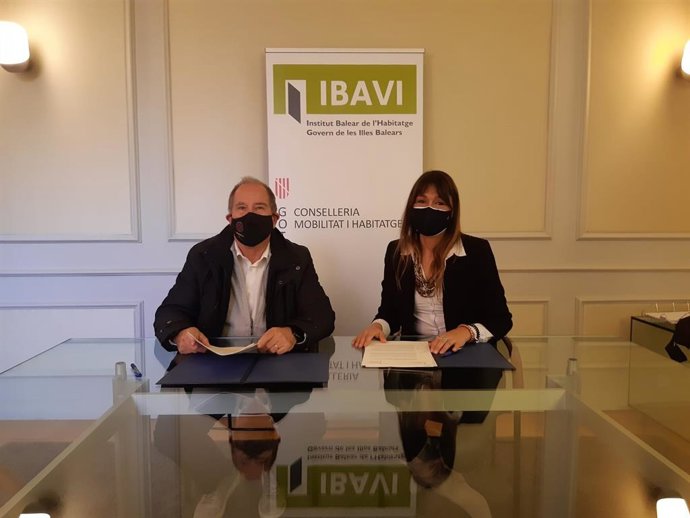 Firma del convenio entre Salud y el Ibavi para ceder el espacio Quetglas para vacunar contra la COVID.