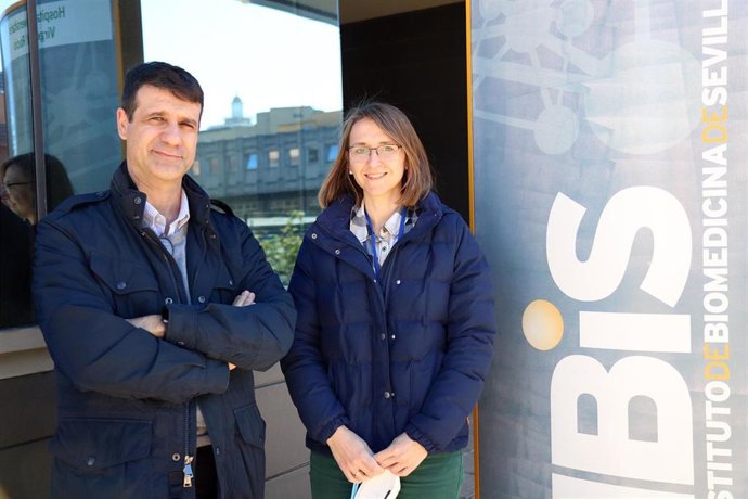 Los doctores Laura Carrasco y José Luis López-Campos