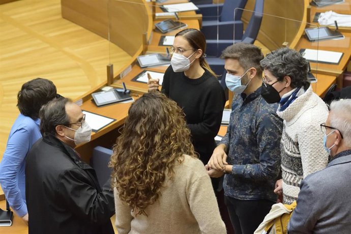 Pilar Lima, Vicent Soler, Fran Ferri y otros diputados en el pleno de Les Corts