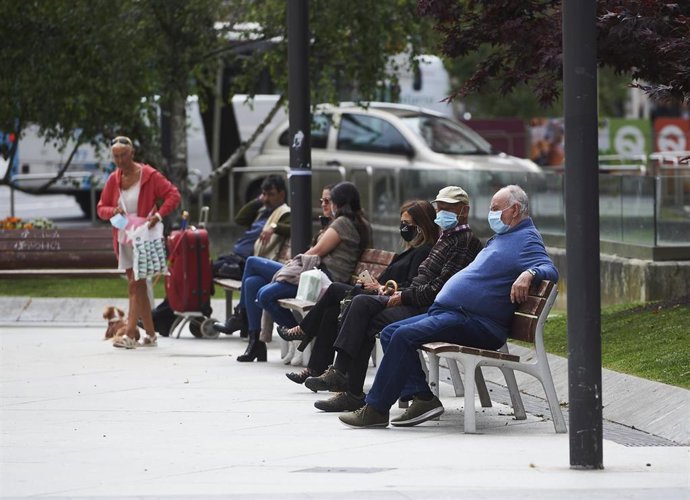 Archivo - Transeúntes pasean por calles de Santander
