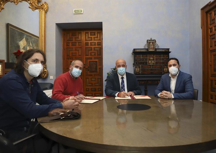 El presidente de la Diputación de Córdoba, Antonio Ruiz (segundo por la dcha.), en la firma con la Asociación Plataforma Ciudadana 'A Desalambrar'.