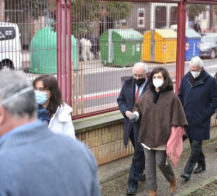 El consejero de Educación, Pedro Uruñuela, junto a la presidenta del Gobierno, Concha Andreu, visita el IEs D'Elhuyar