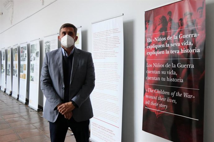 El delegado de Memoria Democrática en la Diputación de Córdoba, Ramón Hernández, visita la exposición 'Los niños de la guerra'.