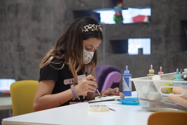 Archivo - Una niña participa en el taller 'Diseño de vidrieras' en Tenerife Espacio de las Artes (TEA)
