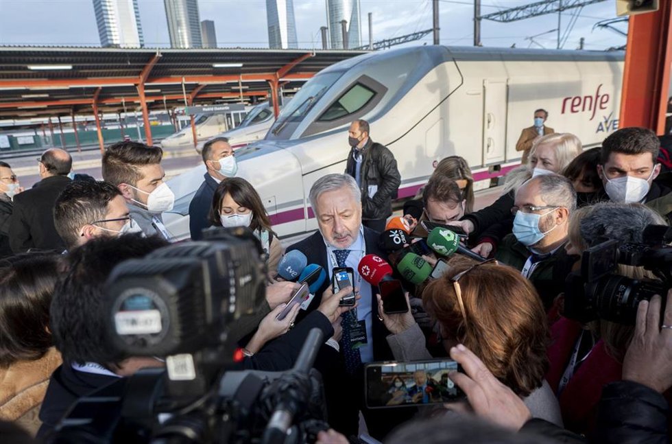 El exministro de Fomento José Blanco responde a los medios en el acto de inauguración de la línea de AVE que conectará la capital con Galicia, en la estación de Chamartín-Clara Campoamor, a 20 de diciembre de 2021, en Madrid, (España). Tras más de 16 añ