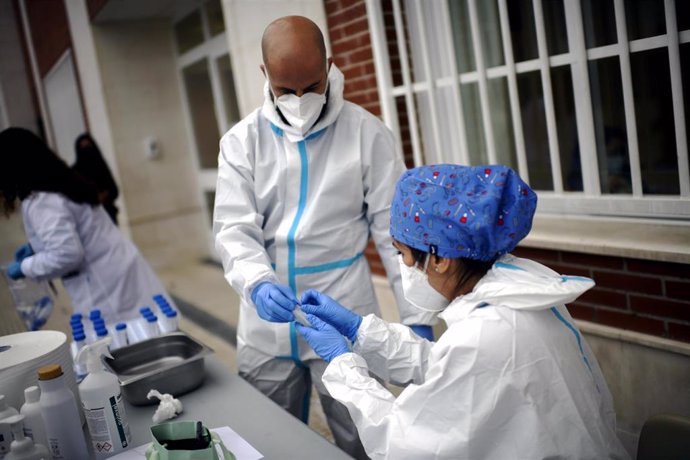 Archivo - Sanitarios realizando  tests de RT-PCR en saliva a alumnos del Colegio Internacional Alameda de Osuna , en Madrid (España), a 14 de diciembre de 2020. El Colegio Internacional Alameda de Osuna, en colaboración de Health Diagnostic, Laboratorio