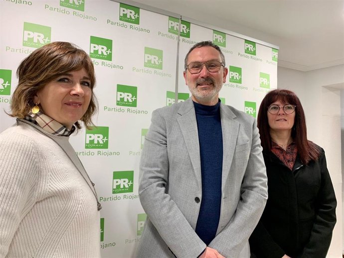El presidente del PR+, Rubén Antoñanzas, con dos de las vicepresidentas de la formación