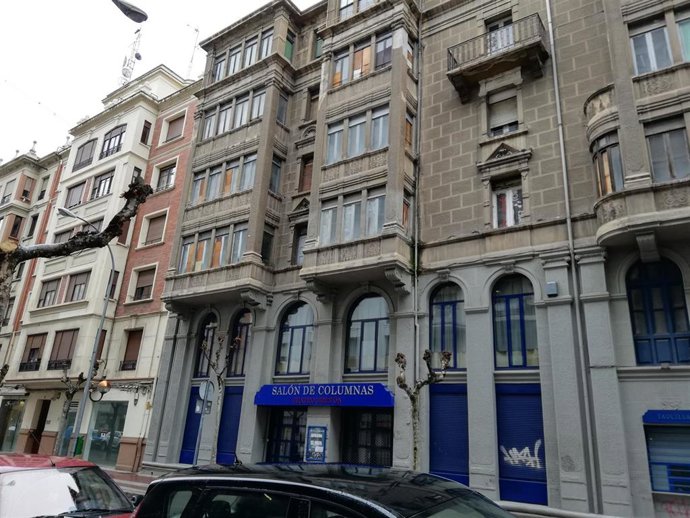 Archivo - Edificio de Avenida de Portugal 8, donde se encuentra el Salón de Columnas del Teatro Bretón de Logroño.