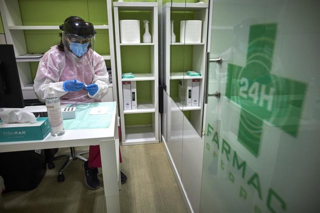 Archivo - Una farmacéutica prepara un test de antígenos para realizárselo a una mujer en la Farmacia Las Gemelas en Madrid (España), a 11 de febrero de 2021. El pasado miércoles 3 de febrero, Salud Pública comenzó a mandar SMS para que los ciudadanos asin
