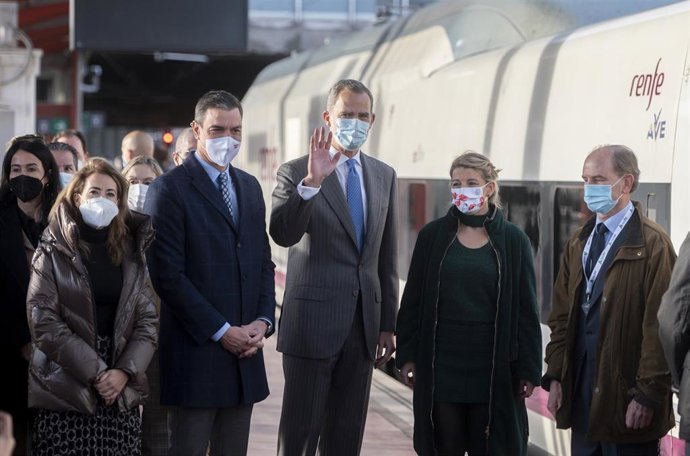(I-D) La ministra de Transportes, Movilidad y Agenda Urbana, Raquel Sánchez; el presidente del Gobierno, Pedro Sánchez; el Rey Felipe VI; y la vicepresidenta segunda y ministra de Trabajo y Economía Social, Yolanda Díaz