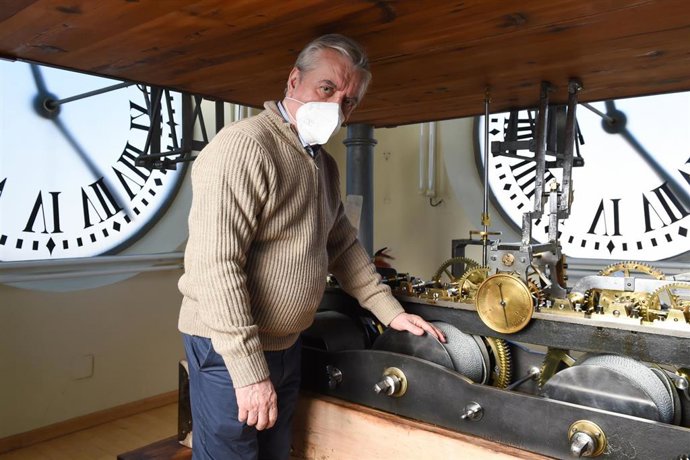 El relojero de la Puerta del Sol, Jesús LópezTerradas, muestra el mecanismo del reloj, que se prepara para dar las campanadas del próximo 31 de diciembre, en la Puerta del Sol, a 13 de diciembre de 2021, en Madrid, (España). Madrid ultima los preparati