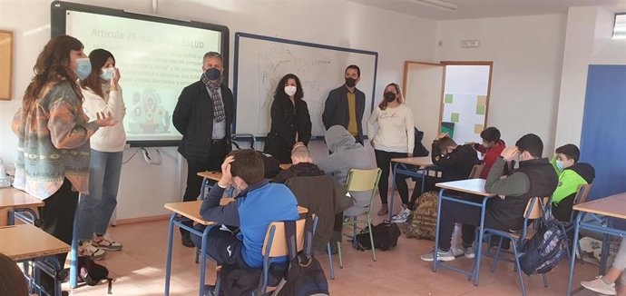 El presidente del Instituto Provincial de Bienestar Social (IPBS) de la Diputación de Córdoba, Francisco Ángel Sánchez (tercero por la izda.), visita un taller de 'Mi derecho al cuidado'.