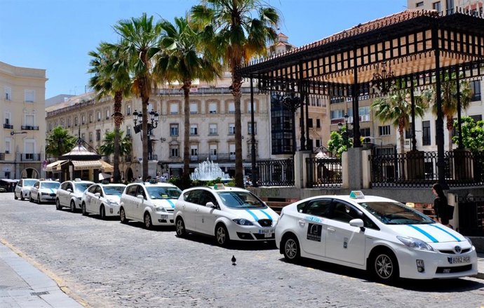 Archivo - Aparcamiento de taxis