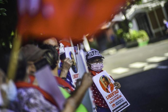 Archivo - Imagen de archivo de una protesta de miembros del FMLN en El Salvador.
