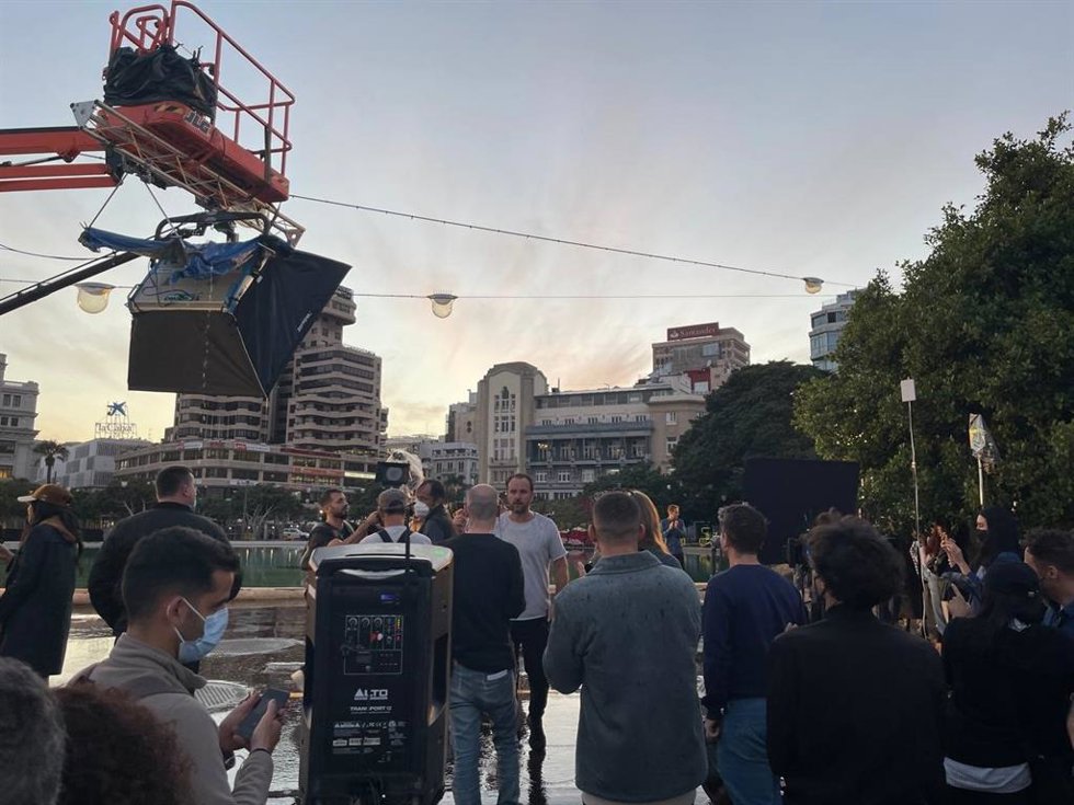 Rodaje de un anuncio de Ives Saint Laurent en Santa Cruz de Tenerife protagonizado por la cantante Dua Lipa