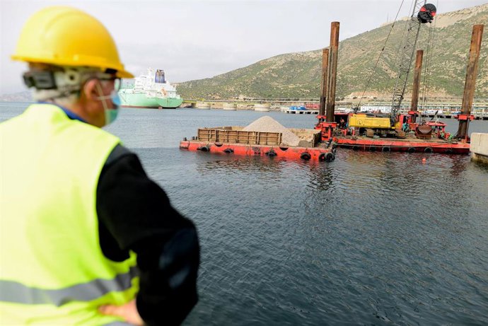 Archivo - Un obrero observa los avances de la obra de ampliación del muelle Príncipe Felipe para la carga de Gas Natural Licuado, en el muelle Príncipe Felipe, Cartagena, Murcia, (España), a 5 de febrero de 2021.