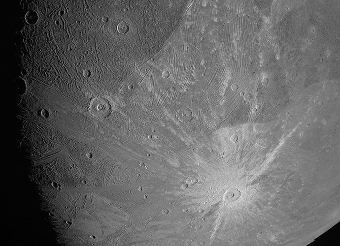 Esta imagen de la luna joviana Ganímedes fue obtenida por el generador de imágenes JunoCam a bordo de la nave espacial Juno de la NASA durante su sobrevuelo de la luna helada el 7 de junio de 2021.
