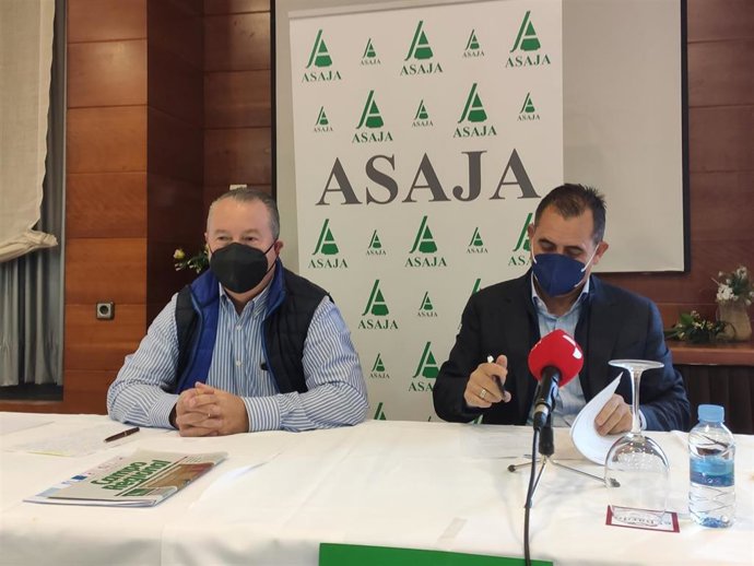 Los representantes de Asaja CyL y Salamanca, Donaciano Dujo (i) y Juan Luis Delgado (d), en Salamanca.