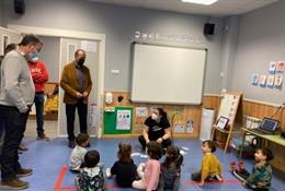 De izquierda a derecha: el alcalde de Ricla, Ignacio Gutiérrez, y el consejero de Educación, Cultura y Deporte del Gobierno de Aragón, Felipe Faci, en una clase en el CEIP Maestro Monreal.