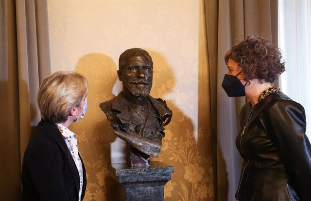 La concejala María García Barberena y la consejera Esnaola, observan el detalle del busto de Julián Gayarre.