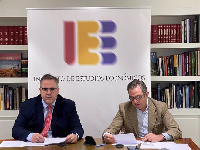 El presidente del IEE, Íñigo Fernández de Mesa (de), y el director general, Gregorio Izquierdo (d).