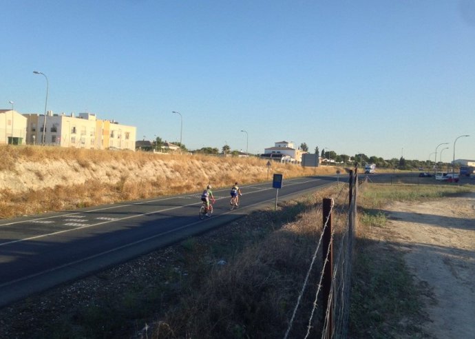 Espacio urbano que se convertirá en la nueva conexión verde entre Aznalcázar y el polígono industrial Torrealcázar.