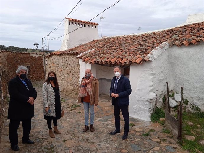 El delegado territorial de Turismo de la Junta en Córdoba, Ángel Pimentel (dcha.), en su visita a Fuente Obejuna.