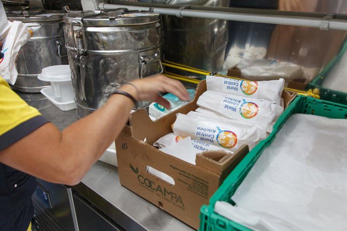 Archivo - Voluntarias de World Central Kitchen, la ONG del chef José Andrés, reparten comida entre los trabajadores y voluntarios que asisten a los afectados por el volcán de Cumbre Vieja, en La Palma, a 26 de septiembre de 2021.  