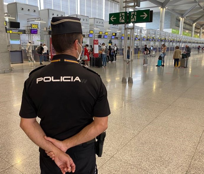 Policía nacional en el aeropuerto