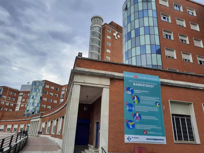 Archivo - Hospital de Cruces (Barakaldo) con cartel alusivo al coronavirus