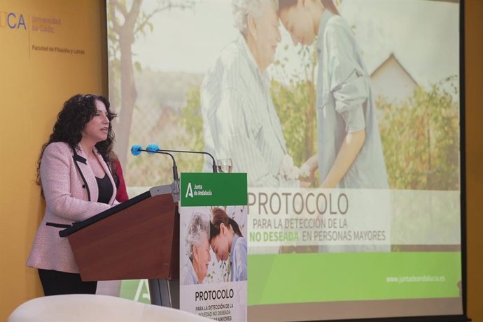 La consejera de Igualdad, Políticas Sociales y Conciliación, Rocío Ruiz, en la presentación del protocolo para detectar la soledad no deseada en personas mayores
