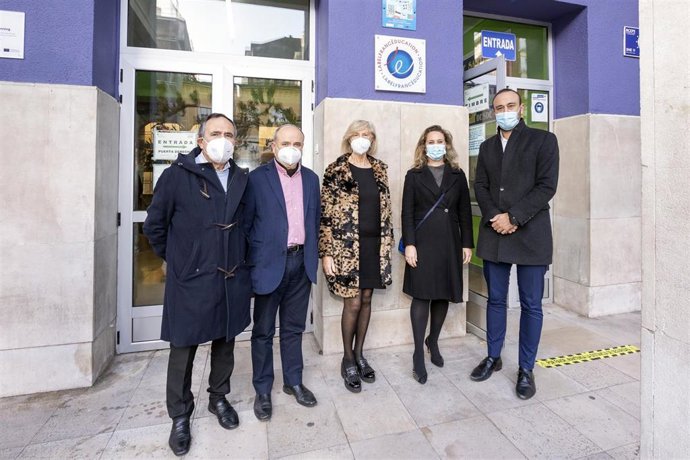 La Consejera De Educación Y Formación Profesional, Marina Lombó, Visita El IES Marqués De Santillana Junto Al Alcalde De Torrelavega, Javier López Estrada, Entre Otros