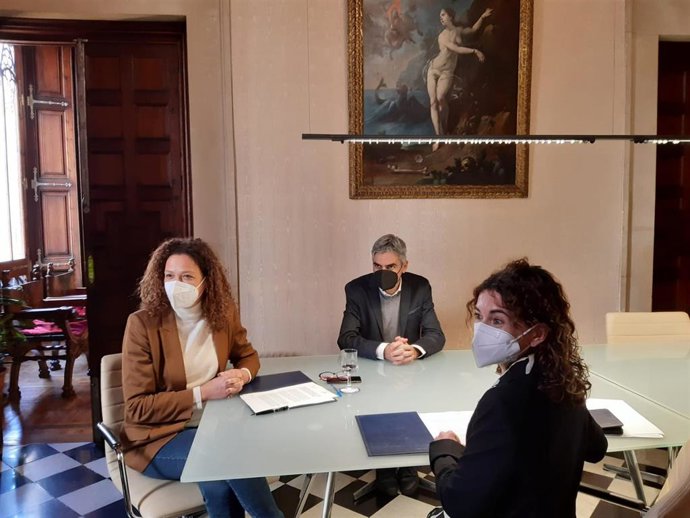 La presidenta del Consell, Catalina Cladera; la consellera de Hacienda y Relaciones Exteriores, Rosario Sánchez, y el conseller insular de Hacienda y Función Pública, Josep Lluís Colom.
