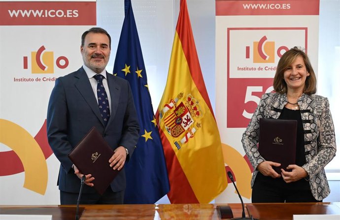 La directora general de negocios del ICO, Rosario Casero y el director general económico-financiero de Endesa, Luca Passa, en la firma del acuerdo.