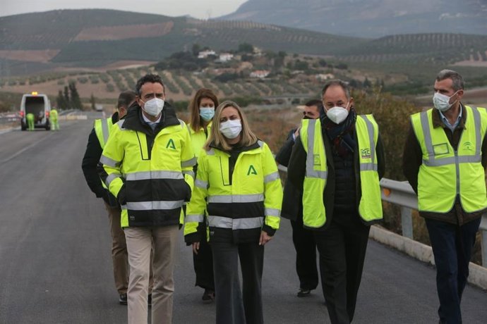 La consejera de Fomento, Infraestructuras y Ordenación del Territorio, Marifrán Carazo, asiste a las trabajos de estabilización de un tramo de la autovía A-92, en el término de Archidona (Málaga).