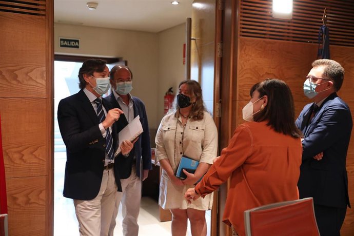 Archivo - (I-D) El secretario tercero de la Mesa del Senado, Rafael Hernando; el vicepresidente segundo del órgano, Pío García-Escudero; la secretaria cuarta, Cristina Ayala; la vicepresidenta primera, Cristina Narbona; y el secretario segundo, Imanol L